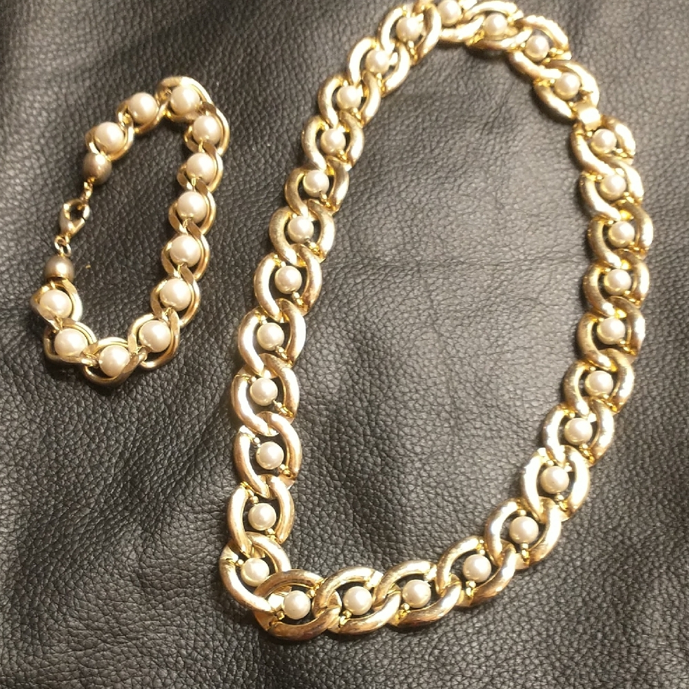 Elegant Gold and Cream Jewelry Set